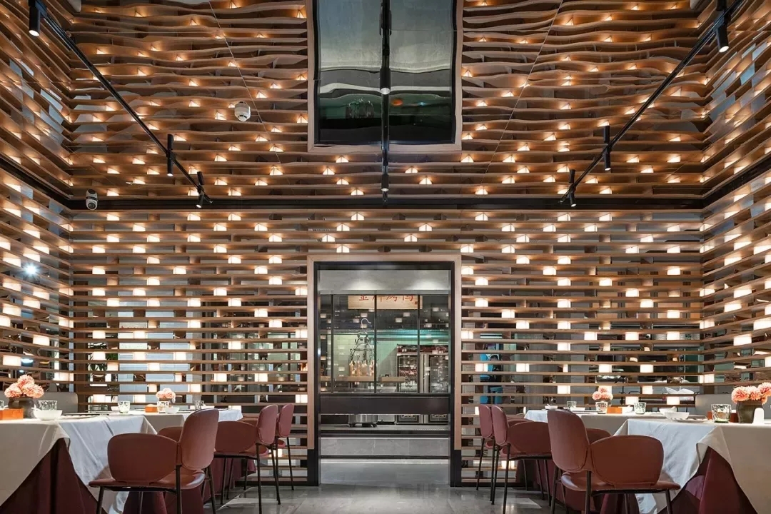 韶关大鸭梨烤鸭店以全新的餐饮空间设计，冲破品牌桎梏，重塑品牌形象