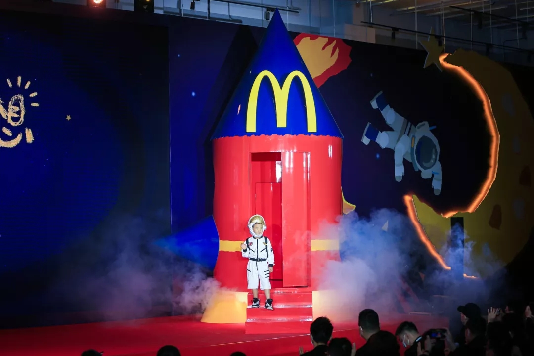 韶关麦当劳中国为孩子“点亮梦想”，带你上天！